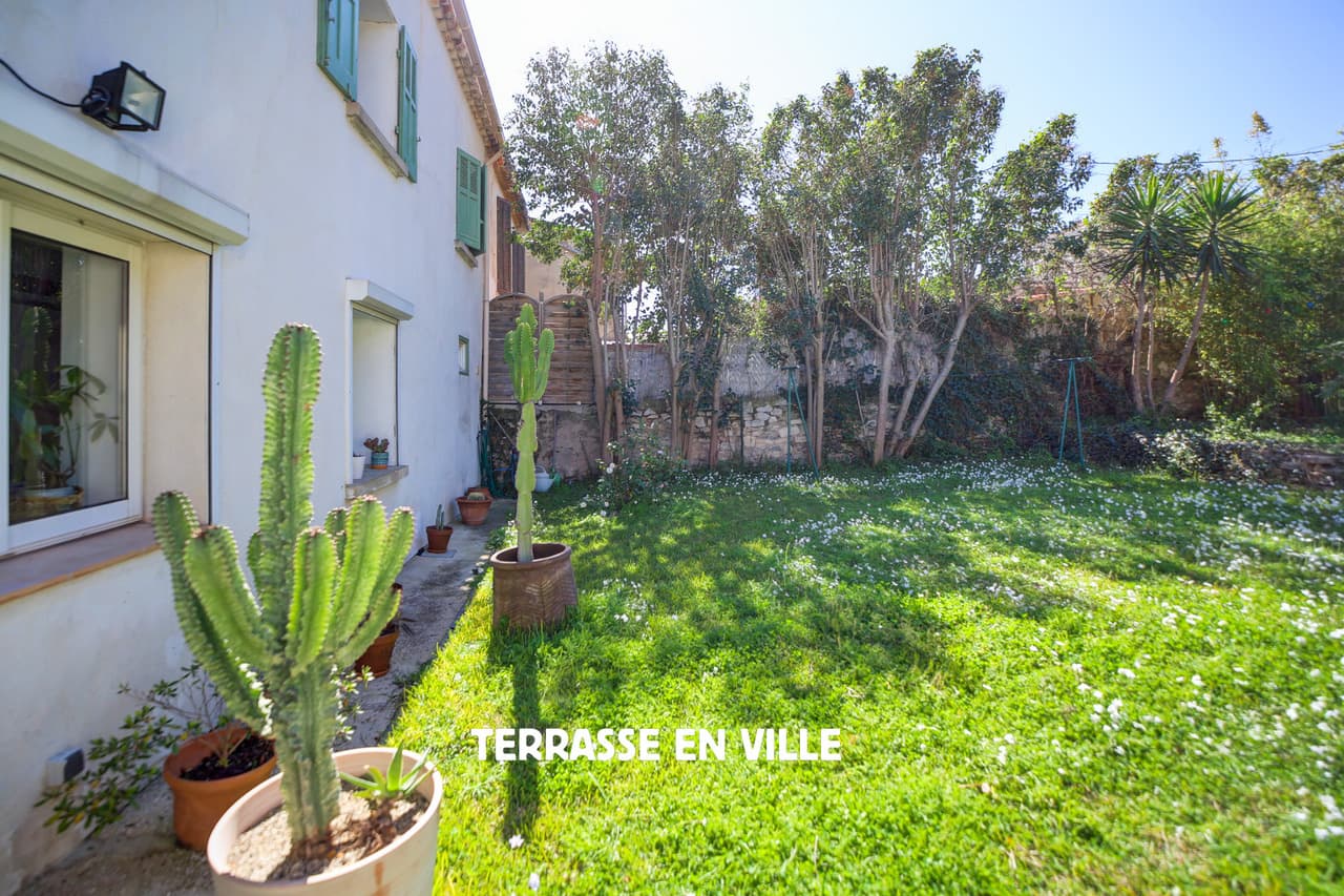 EXCLUSIVITE - LA CIOTAT - PROCHE PORT ET CALANQUES - MAISON DE VILLE - 90 M2 - JARDIN - 3
