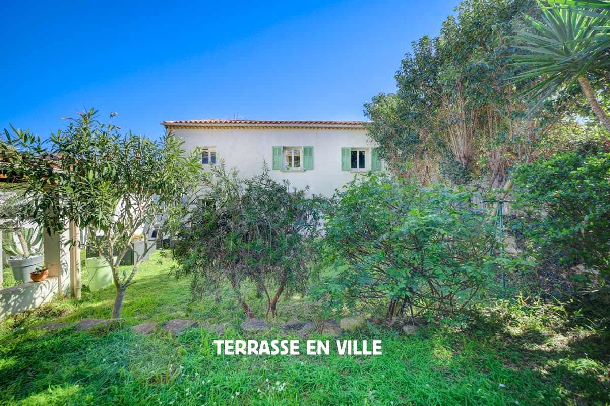 EXCLUSIVITE - LA CIOTAT - PROCHE PORT ET CALANQUES - MAISON DE VILLE - 90 M2 - JARDIN - 2