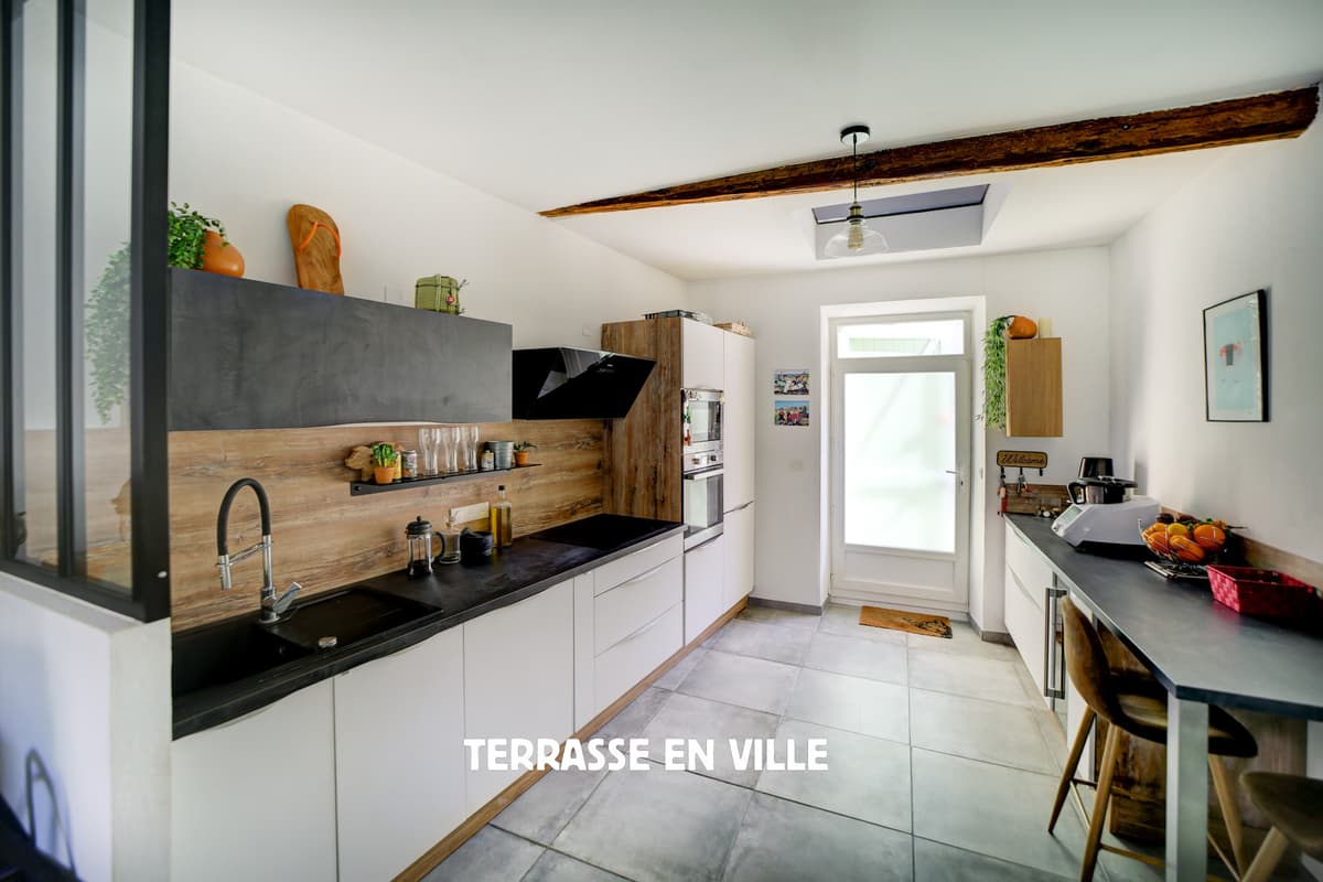 EXCLUSIVITE - LA CIOTAT - PROCHE PORT ET CALANQUES - MAISON DE VILLE - 90 M2 - JARDIN - 6