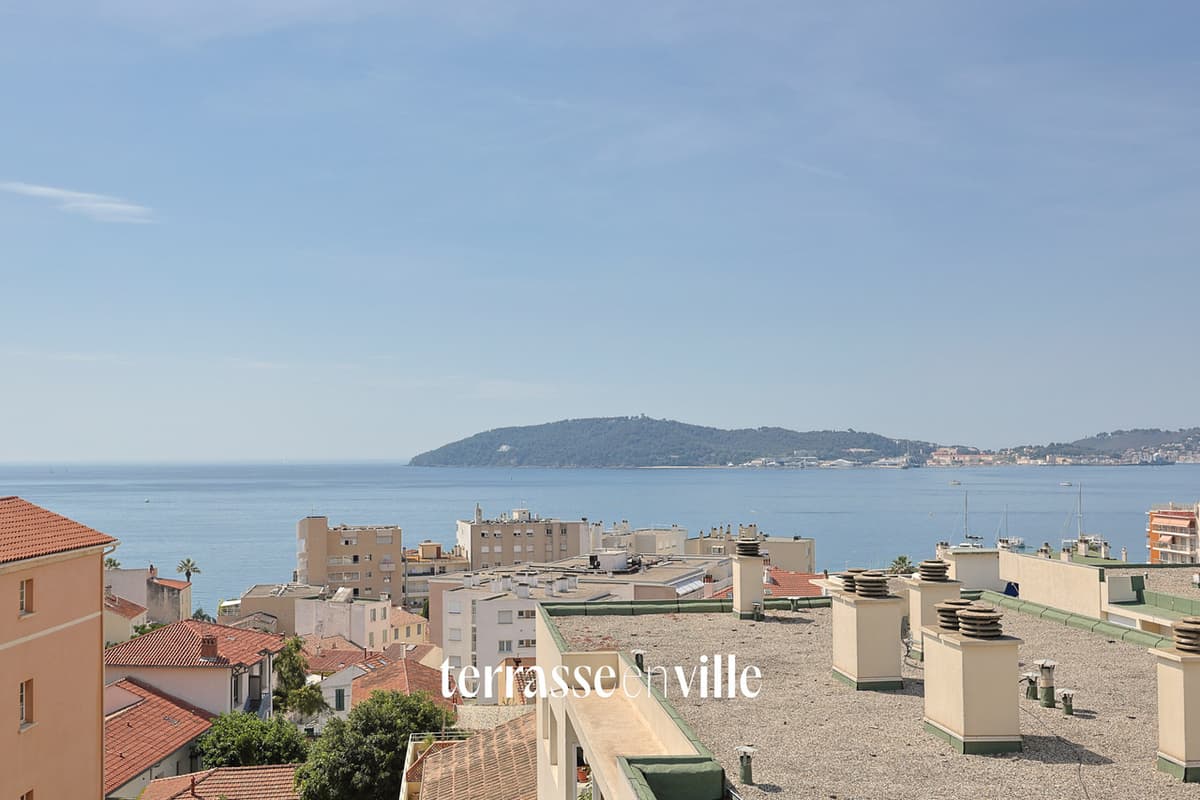 Roof-top de 91m2 avec terrasse de 55m2 proche des plages avec vue panoramique mer et cœur quartier Mourillon - 3