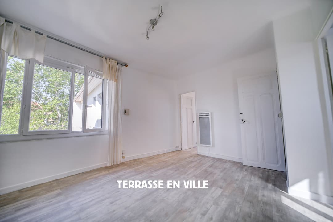 SAINT CYR-SUR-MER - PROCHE MER - APPARTEMENT - TRAVERSANT - T2 - 43M2 - 198 000€
