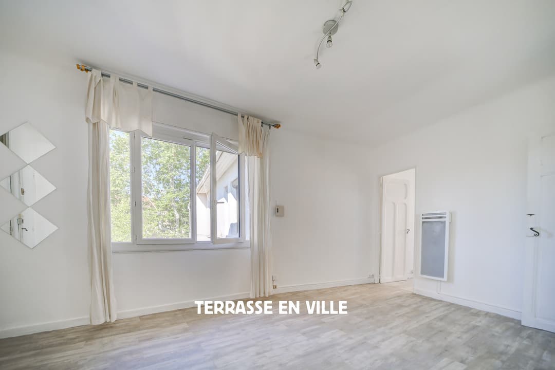 SAINT CYR-SUR-MER - PROCHE MER - APPARTEMENT - TRAVERSANT - T2 - 43M2 - 198 000€
