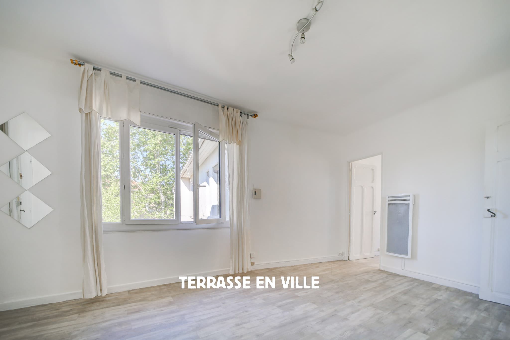 SAINT CYR-SUR-MER - PROCHE MER - APPARTEMENT - TRAVERSANT - T2 - 43M2 - 198 000€ - 1