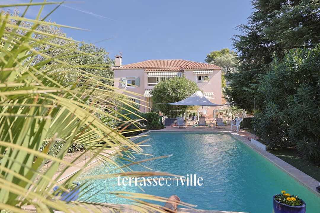 TOULON - LA SERINETTE - MAISON T 10 - 214 M2 - JARDIN 1550 M2 - PISCINE - PROCHE PLAGE MOURILLON - COMMERCES -