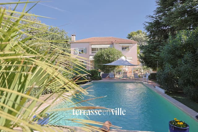 TOULON - LA SERINETTE - MAISON T 10 - 214 M2 - JARDIN 1550 M2 - PISCINE - PROCHE PLAGE MOURILLON - COMMERCES -
