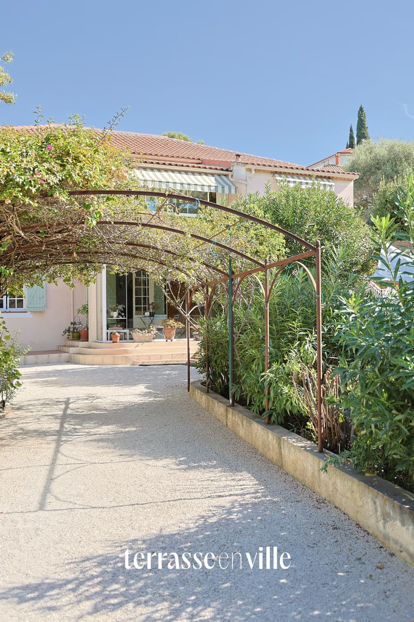 TOULON - LA SERINETTE - MAISON T 10 - 214 M2 - JARDIN 1550 M2 - PISCINE - PROCHE PLAGE MOURILLON - COMMERCES -