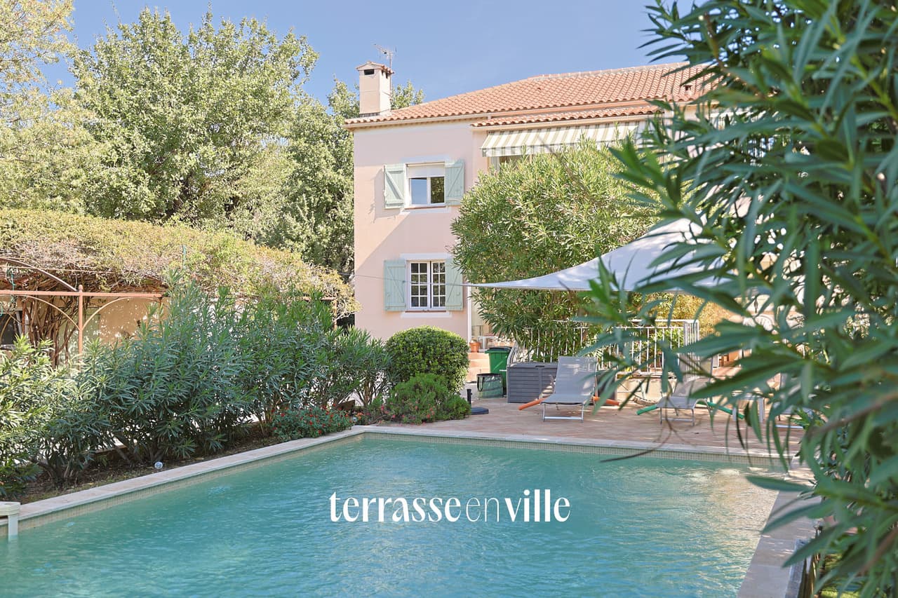 TOULON - LA SERINETTE - MAISON T 10 - 214 M2 - JARDIN 1550 M2 - PISCINE - PROCHE PLAGE MOURILLON - COMMERCES - - 1