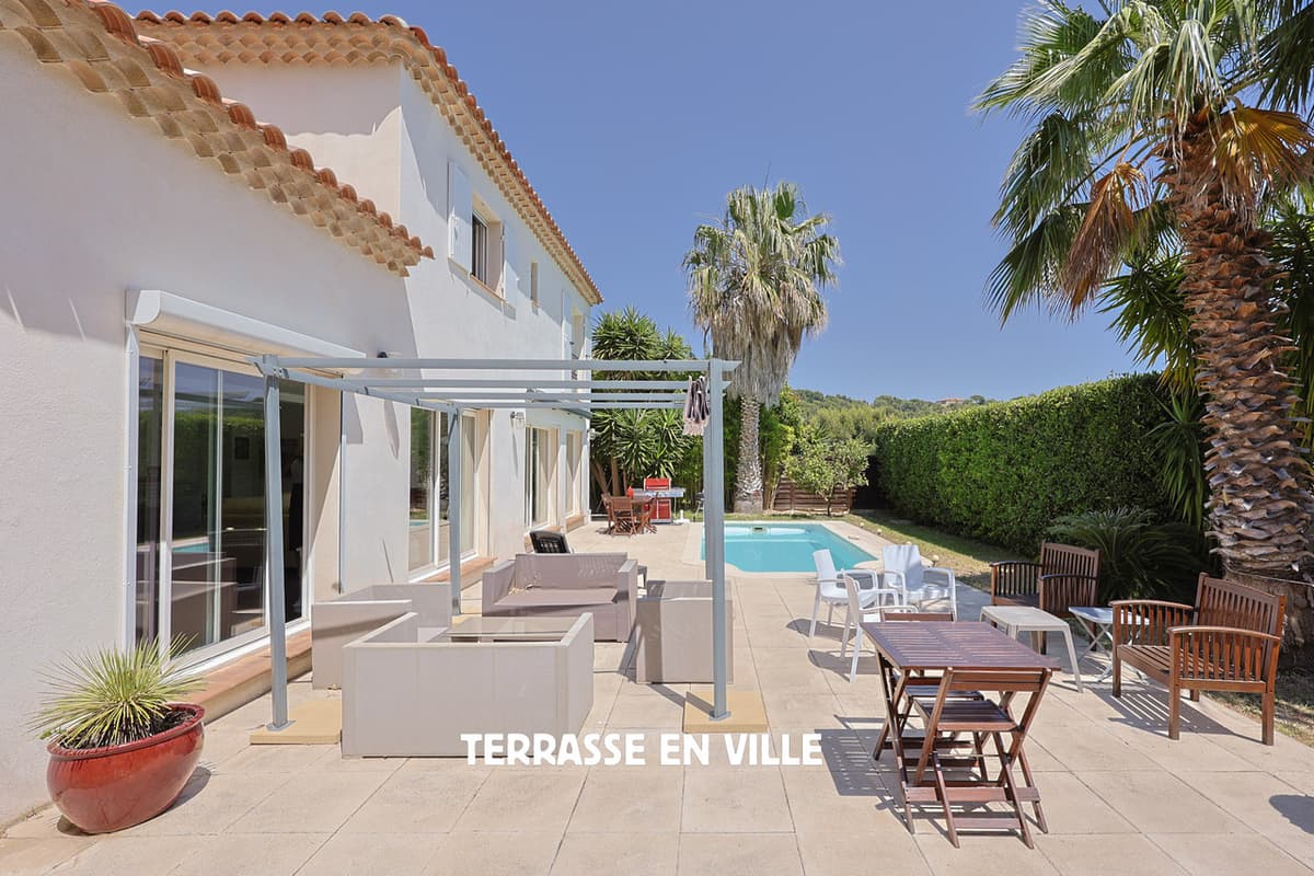 BELLE VILLA RECENTE - 133M2 - PROCHE MER - GARAGE - PISCINE - 990 000€ - 2