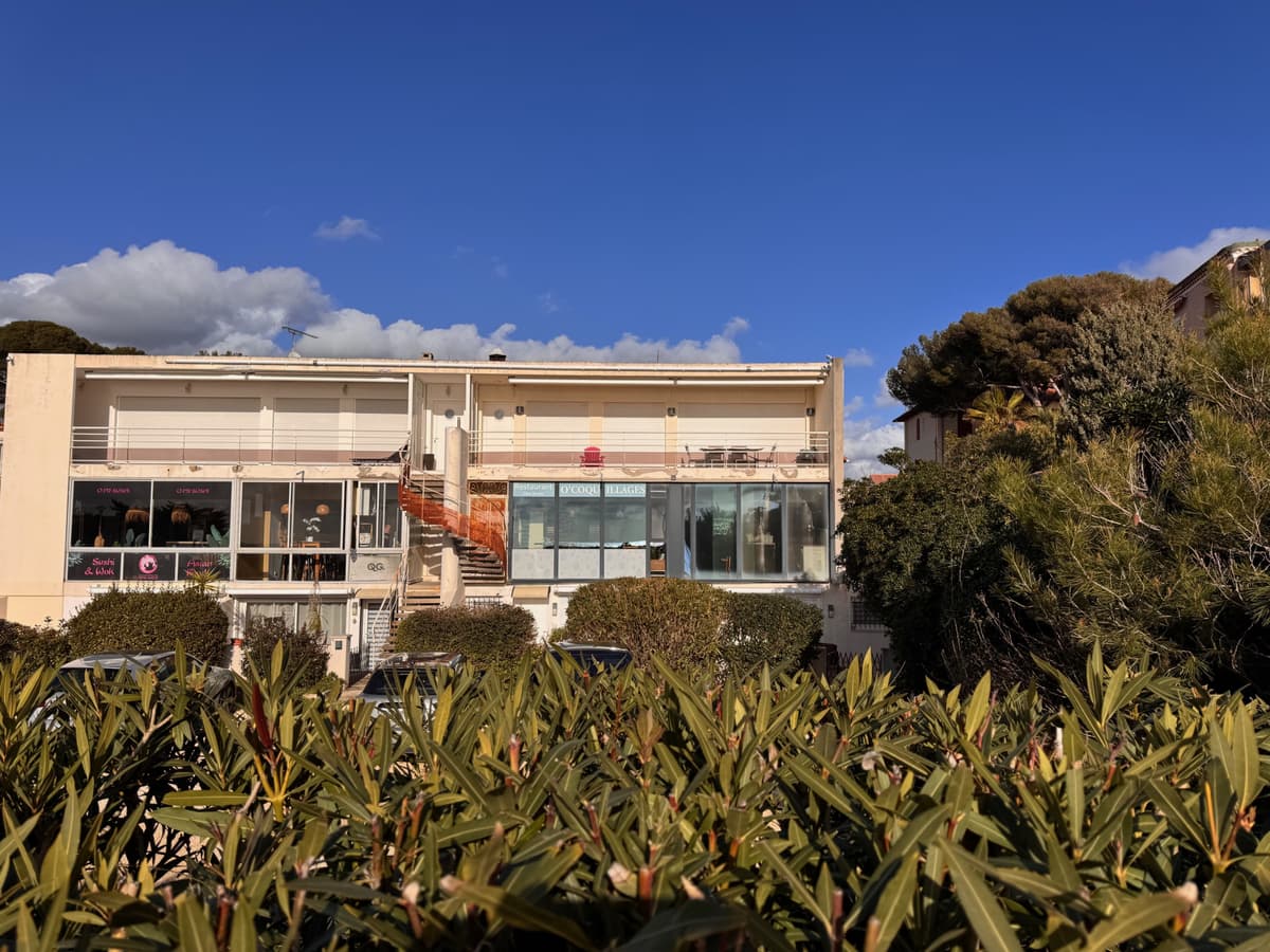 LOCAL COMMERCIAL - MURS - 83M2 - EXCELLENT EMPLACEMENT - SAINT-CYR SUR MER - 299 000€ - 1