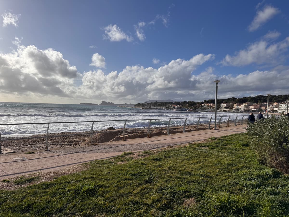 LOCAL COMMERCIAL - MURS - 83M2 - EXCELLENT EMPLACEMENT - SAINT-CYR SUR MER - 299 000€ - 2