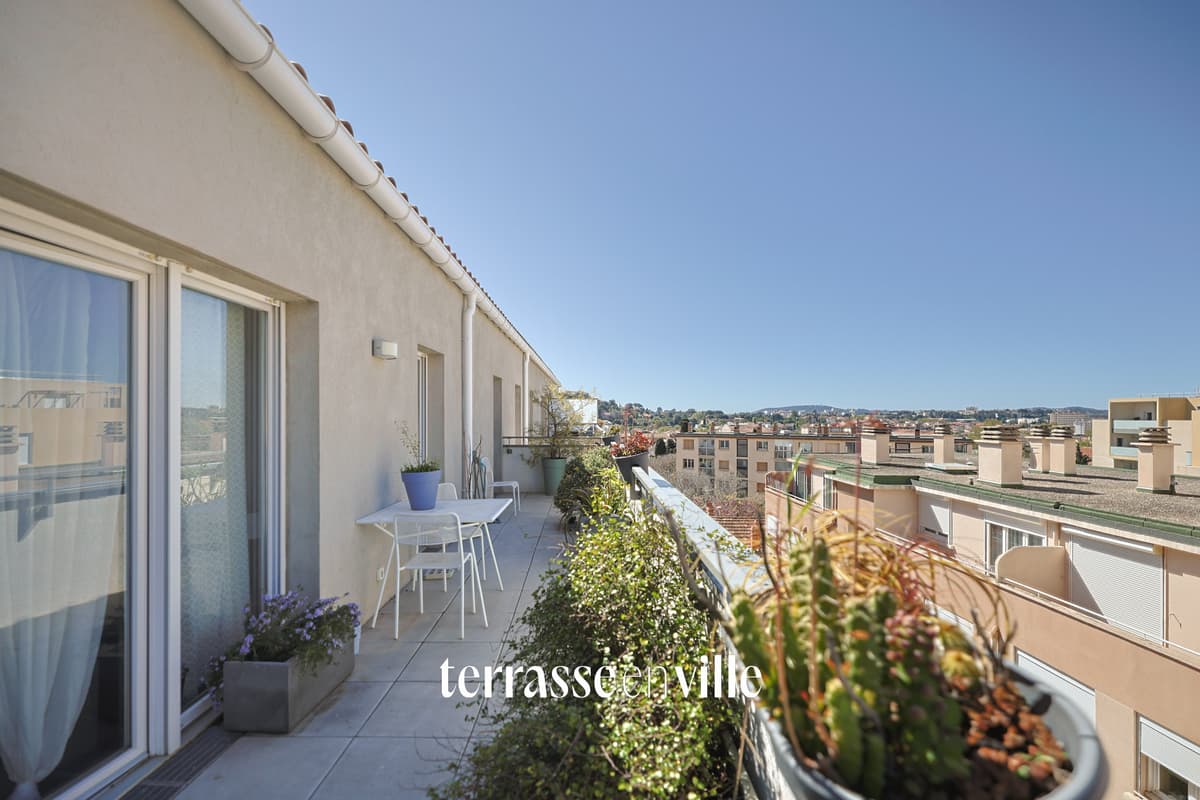 Dernier étage d'exception avec grande terrasse et vue dégagée - 2