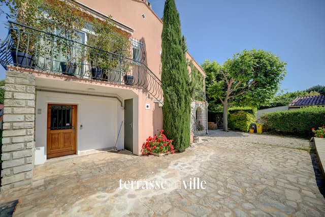 LA CIOTAT - PEYMIAN - APPARTEMENT 95 M2 RENOVE - TERRASSE - PARKINGS - PROCHE PLAGES - 499 000 €