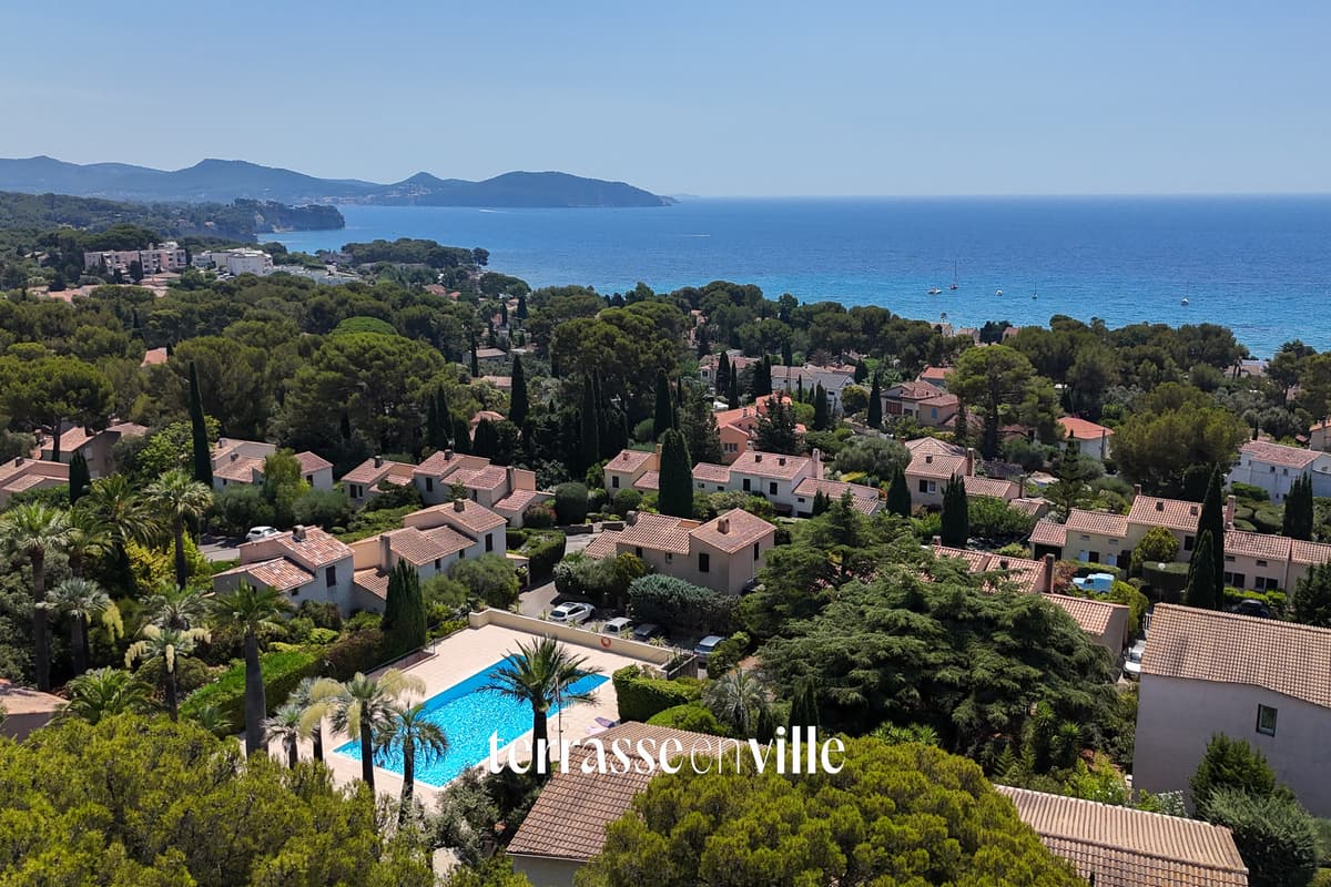 Quartier Fontsainte - T2 39m2 - Terrasse vue pinède et mer - Piscine - Parking privé - 289 000€