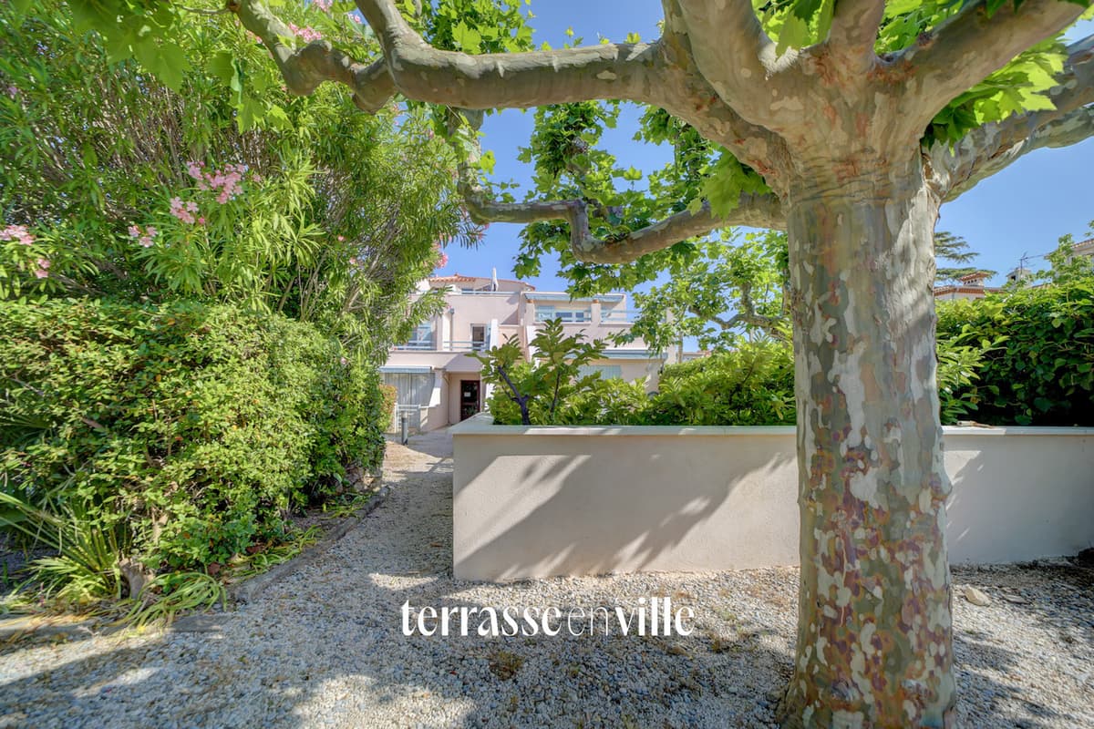 LA CIOTAT - CLOS DES PLAGES - DUPLEX DE CARACTERE - T3 - TERRASSE - PARKING