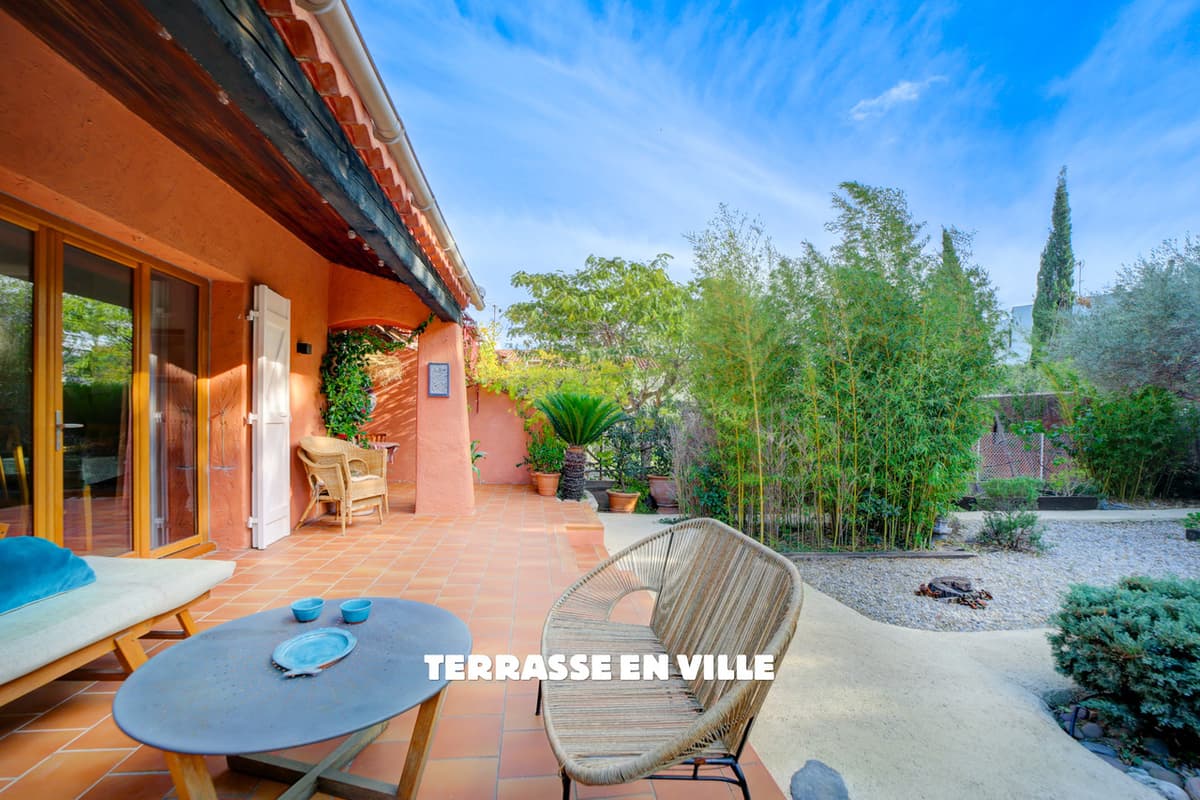 SOUS COMPROMIS - LA CIOTAT - QUARTIER RESIDENTIEL - MAISON FAMILIALE MITOYENNE - PISCINE - JARDIN 570 M2 - DEP