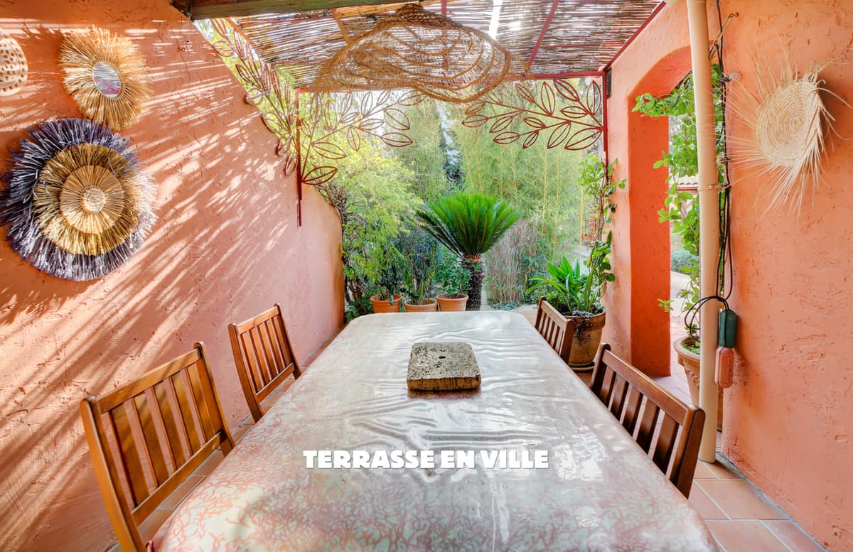 SOUS COMPROMIS - LA CIOTAT - QUARTIER RESIDENTIEL - MAISON FAMILIALE MITOYENNE - PISCINE - JARDIN 570 M2 - DEP - 3