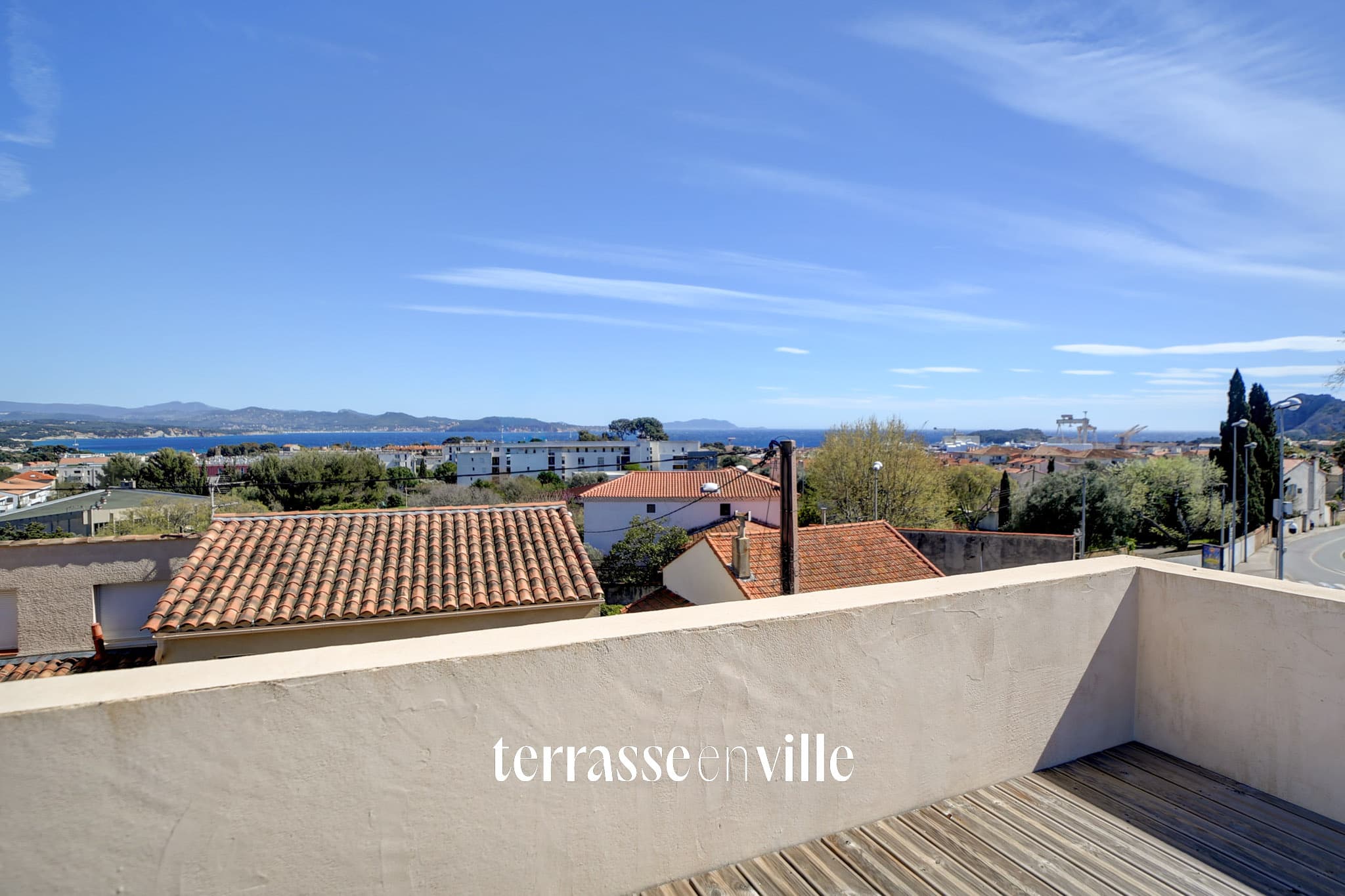 LA CIOTAT - MAISON D'ARCHITECTE - T4 - 100 M2 - LUMINEUSE - PARCELLE - 430M2 - 775 000 € - 2