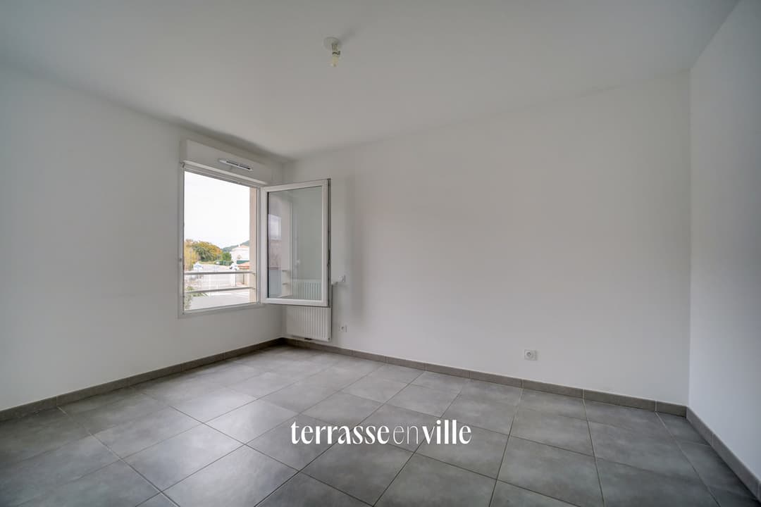SAINT-CYR-SUR-MER - BEAU T2 RECENT - 38 M2 - TERRASSE - PISCINE - DOUBLE PARKING - CAVE - 235 000€