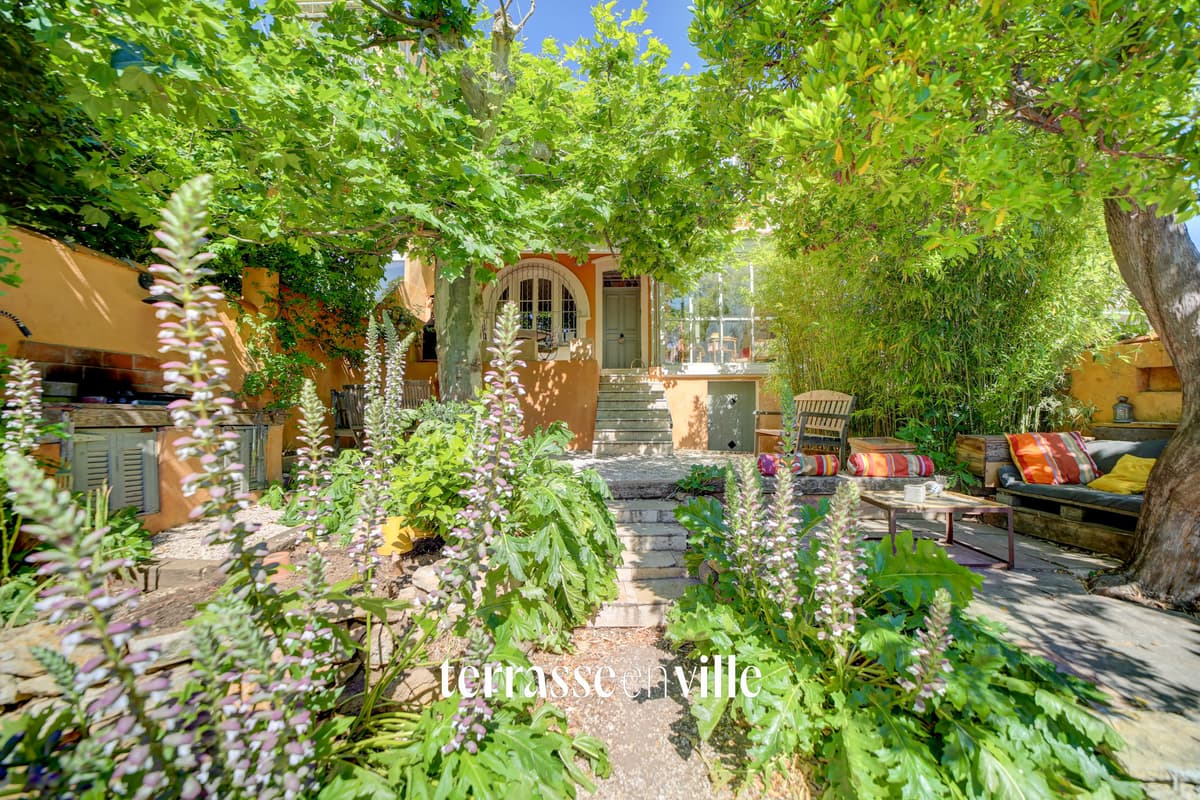 SANARY - PORT & PLAGE À PIED - MAISON DE CHARME T7 - JARDIN- CAVE - APERÇU MER - 850 000€