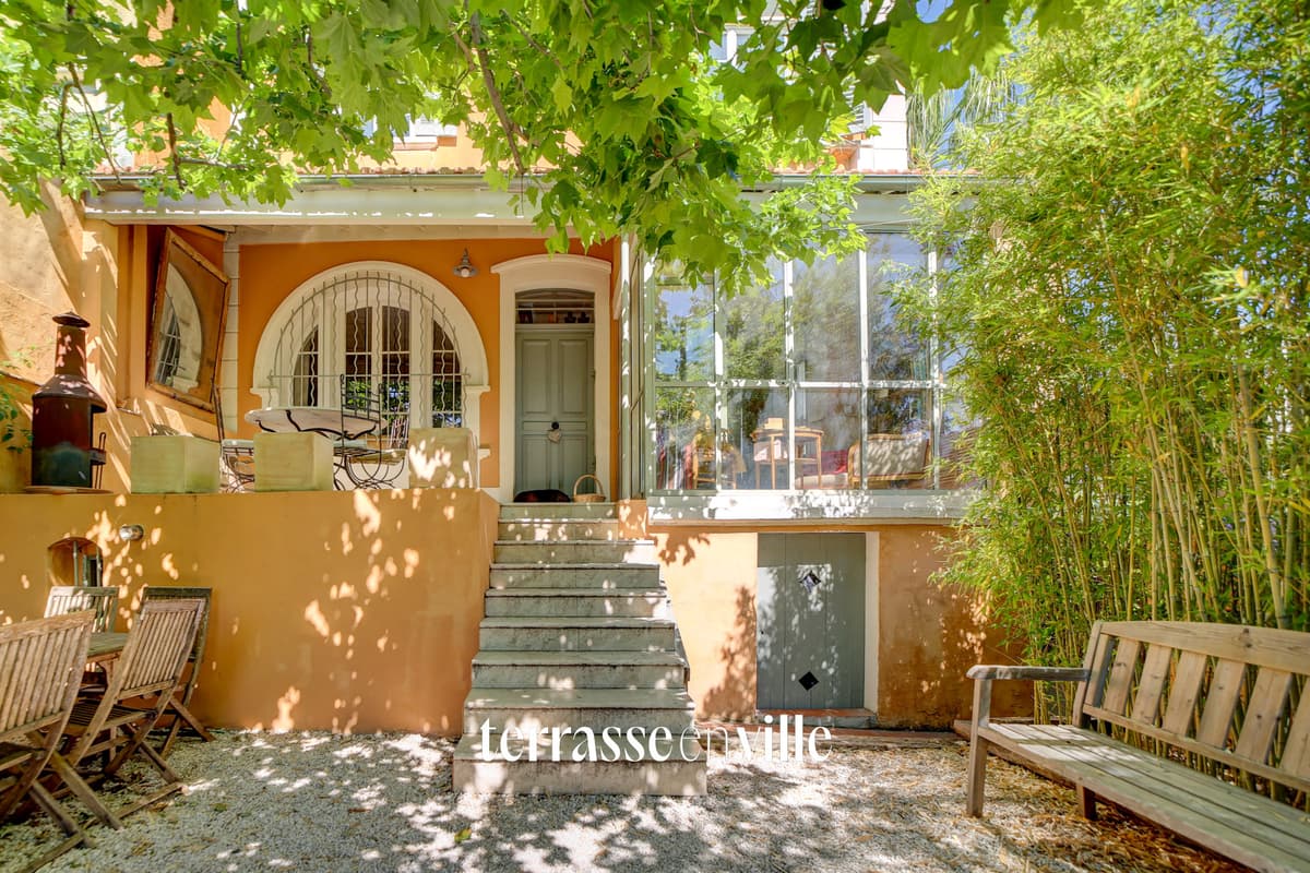 SANARY - PORT & PLAGE À PIED - MAISON DE CHARME T7 - JARDIN- CAVE - APERÇU MER - 850 000€ - 2