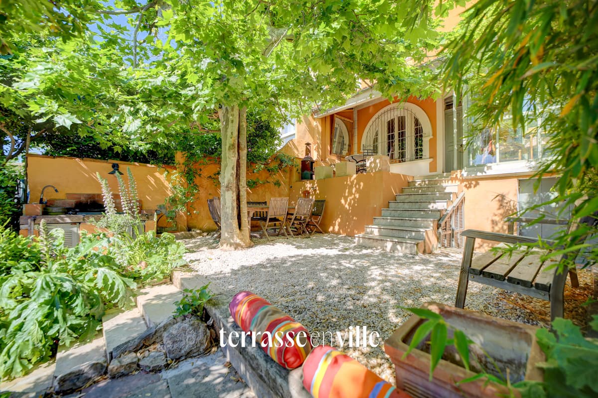 SANARY - PORT & PLAGE À PIED - MAISON DE CHARME T7 - JARDIN- CAVE - APERÇU MER - 850 000€ - 1