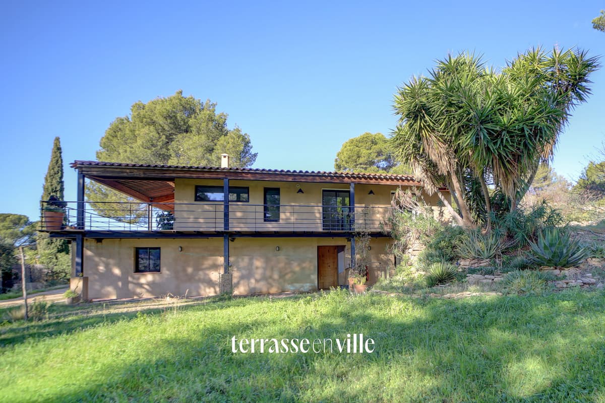 CEYRESTE - VILLA D'ARCHITECTE - T5 - 180M2 - GARAGE 70M2 - PARCELLE +6000 M2- VUE SUR LA BAIE DE LA CIOTAT