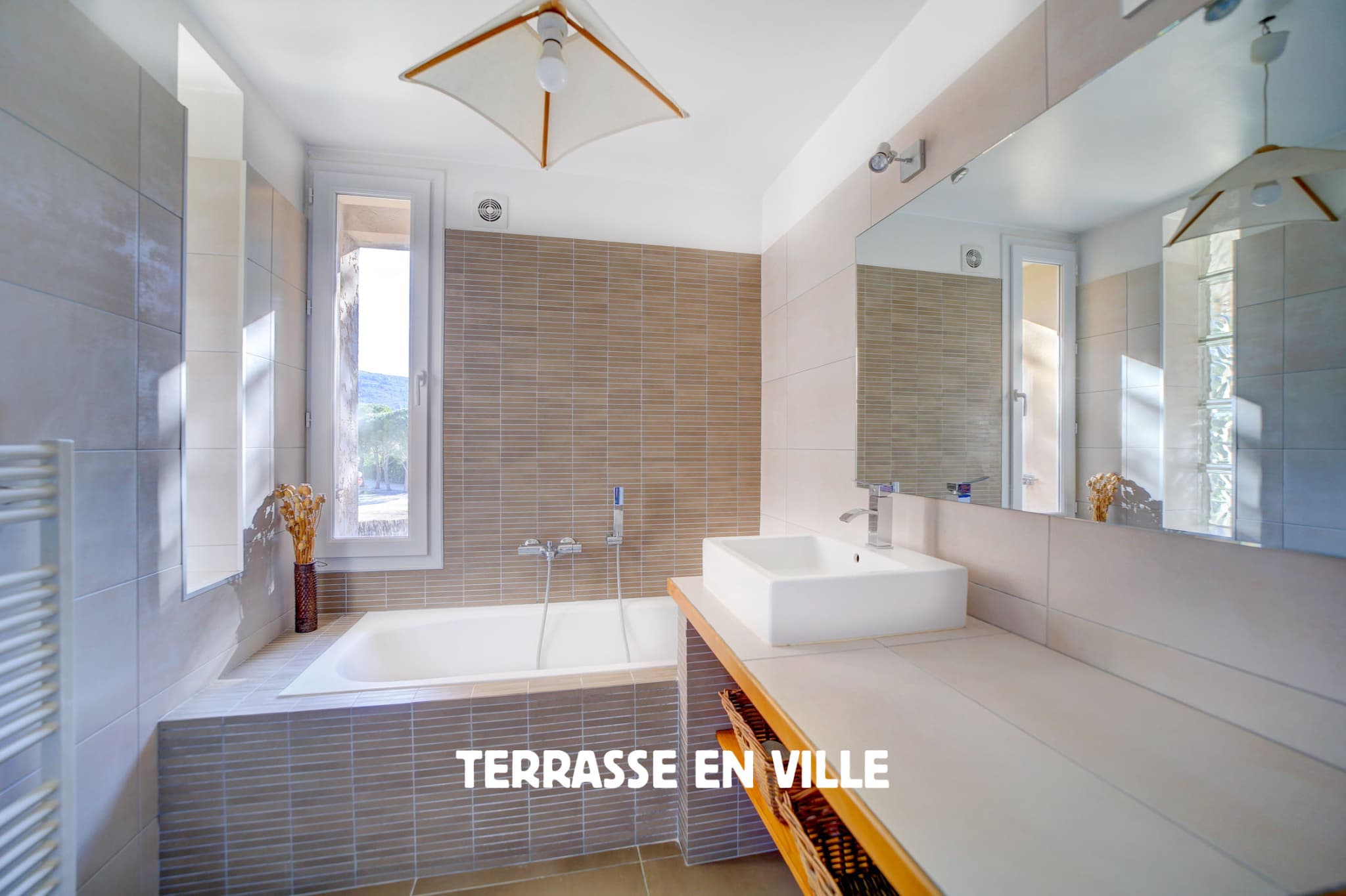 SOUS OFFRE - LA BOUILLADISSE - VILLA 159m2 - VUE DEGAGEE - PISCINE - CUISINE D'ETE - GARAGES - 7