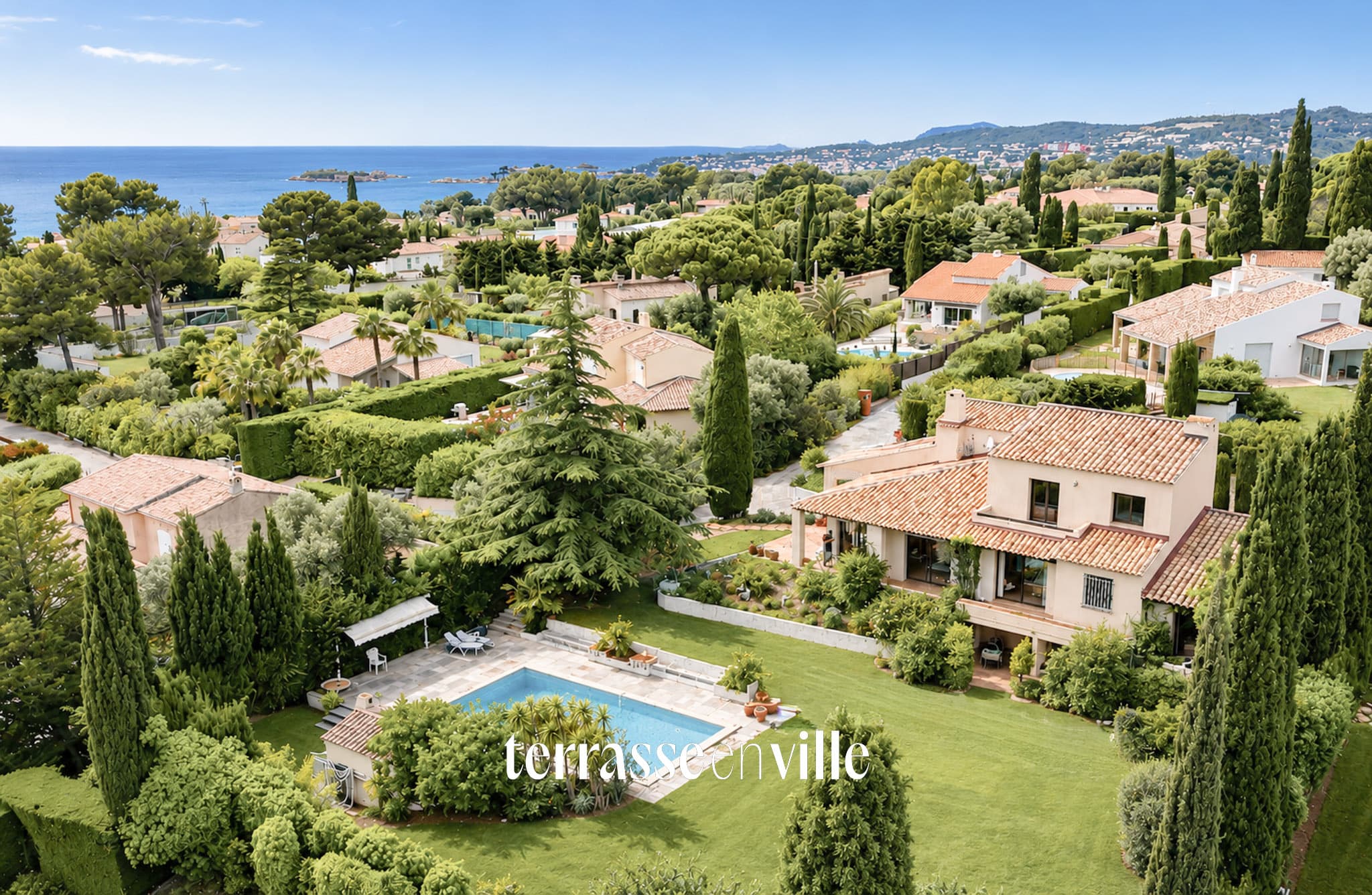 SANARY - PLAINE DU ROY - MAISON FAMILIALE T8 - 217M2 - GRAND SOUS-SOL - GARAGE - 1 700 000€ - 2