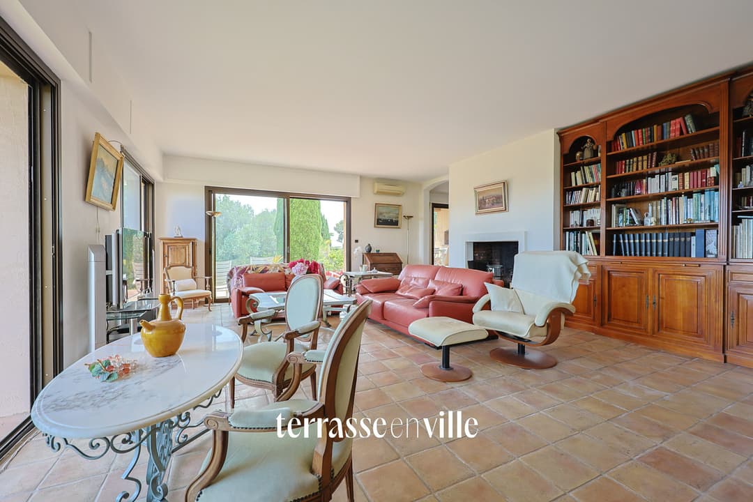 SANARY - PLAINE DU ROY - MAISON FAMILIALE T8 - 217M2 - GRAND SOUS-SOL - GARAGE - 1 700 000€