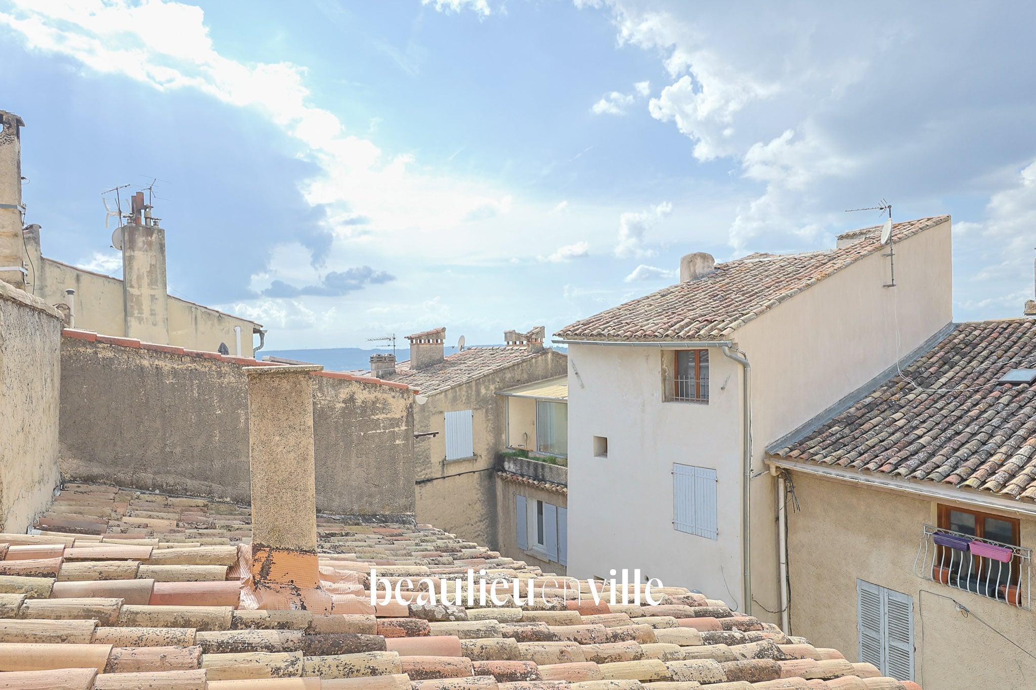 EGUILLES COEUR DU VILLAGE - MAISON 84 M2 - STUDIO INDEPENDANT- 339 000 €