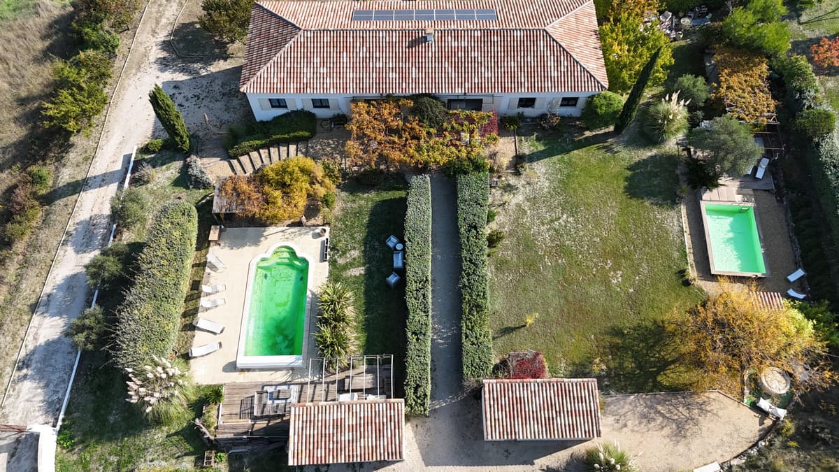 SIMIANE-COLLONGUE — PROPRIÉTÉ D'EXCEPTION — 250 M2 — TERRAIN 4 200 M2 — PISCINE— 1 190 000 € - 2