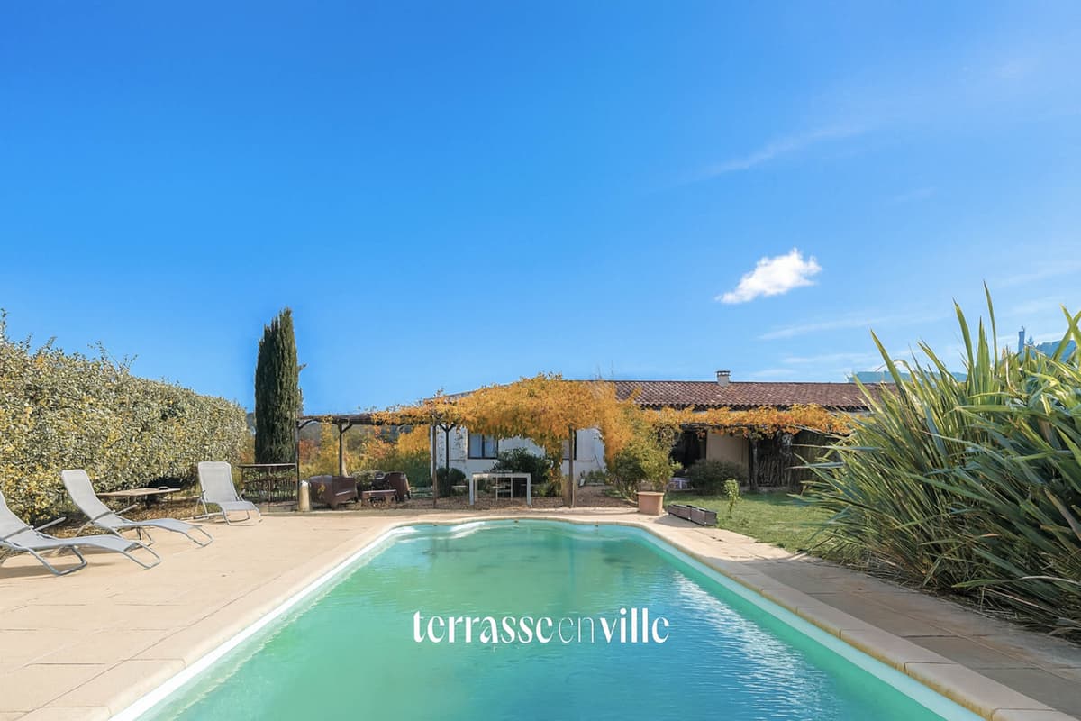 SIMIANE-COLLONGUE — PROPRIÉTÉ D'EXCEPTION — 250 M2 — TERRAIN 4 200 M2 — PISCINE— 1 190 000 €
