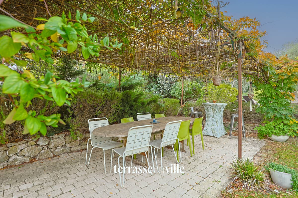 SIMIANE-COLLONGUE — PROPRIÉTÉ D'EXCEPTION — 250 M2 — TERRAIN 4 200 M2 — PISCINE— 1 190 000 € - 1