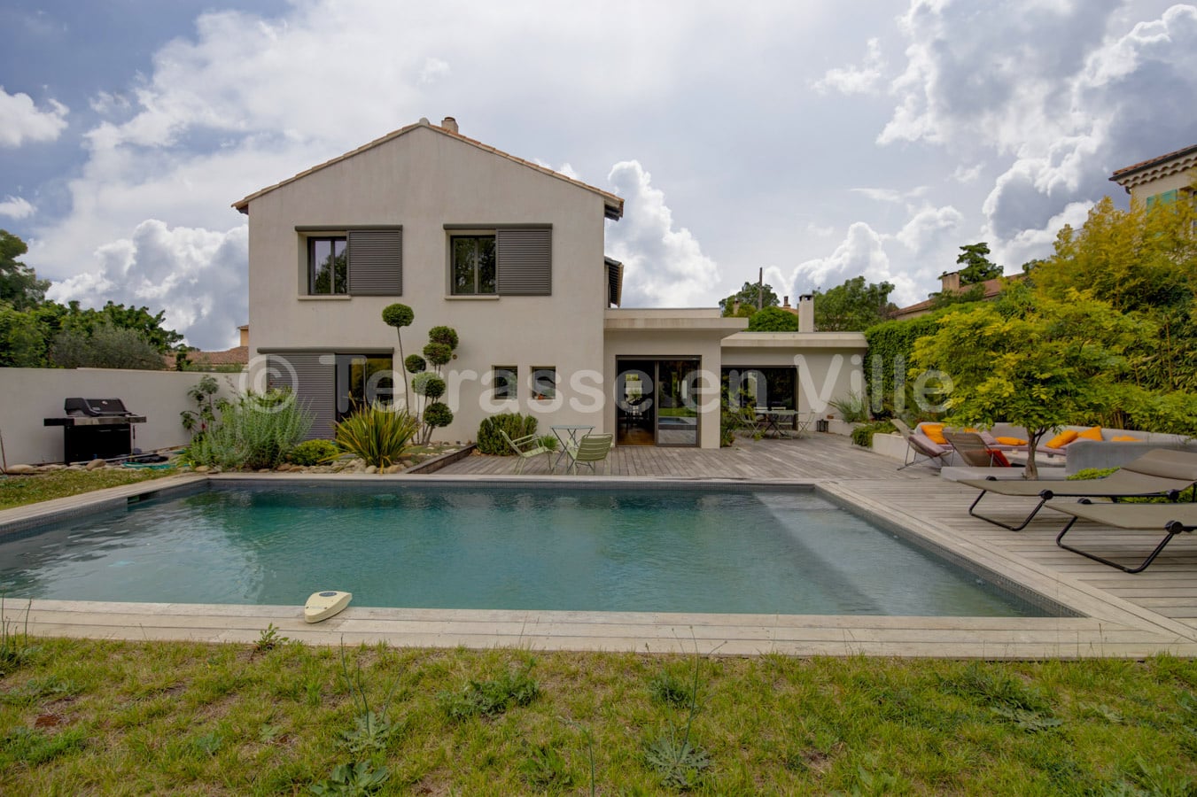 PUYRICARD - CENTRE VILLAGE - MAISON - 240 m2 - 1000 m2 de jardin - PISCINE - 1 335 000 €