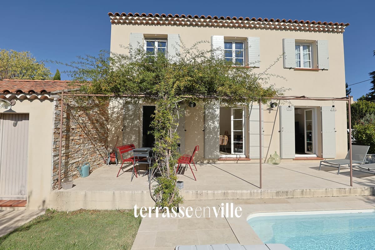 MAISON DE VILLE - LAMBESC - JARDIN - T4 - PISCINE 499 000 €
