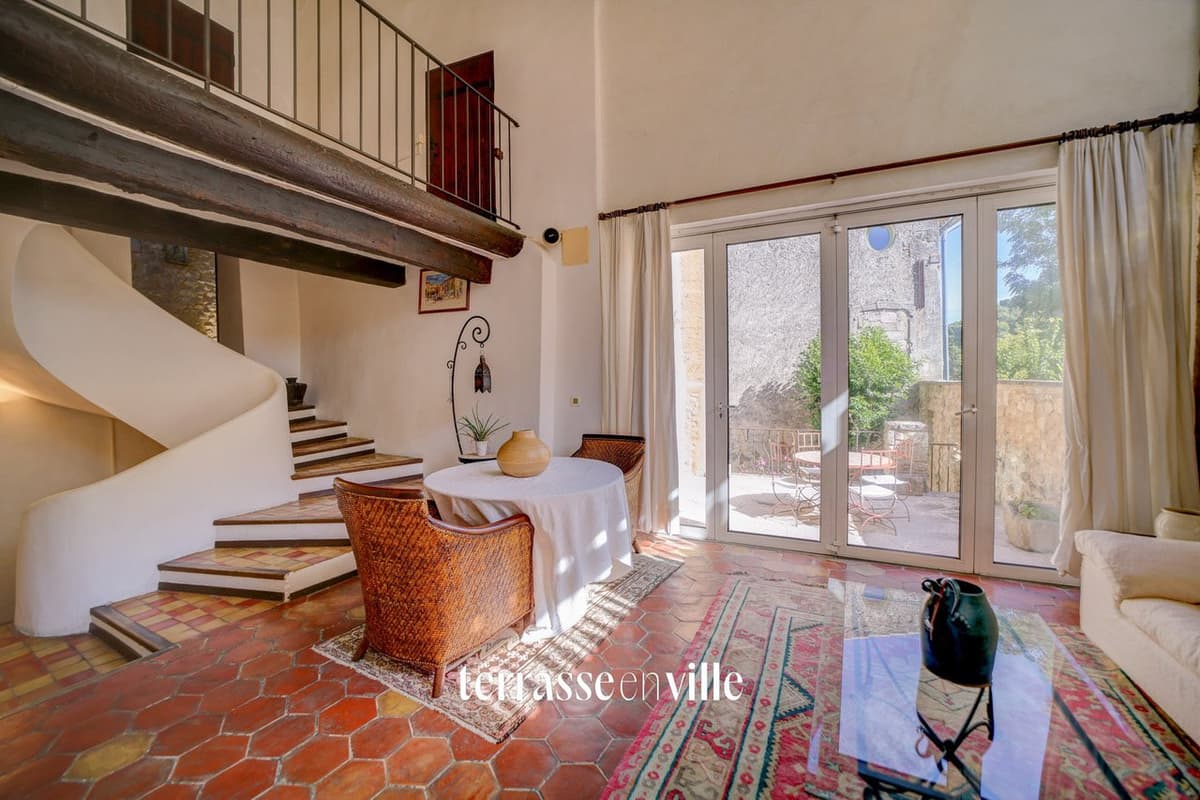 OPPEDE LE VIEUX - Maison d’hôte historique - 300 m2 - parking - 2 Terrasses de 55 m2 - 6