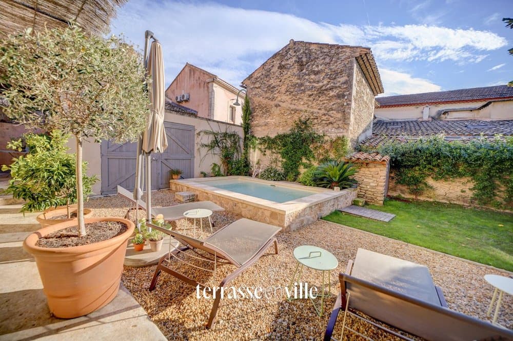 OPPEDE - VILLA T6 - 300 m2 - TERRAIN 750 m2 - PISCINE - GARAGE DOUBLE + Double parking - - 2